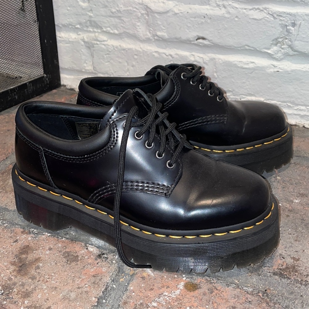 Dr. Martens 8053 LEATHER PLATFORM
CASUAL SHOES